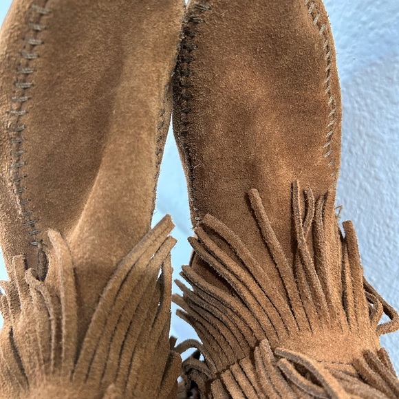 Minnetonka Brown 5 Layer Fringe Moccasin Boots, Size 5 - Picture 7 of 9